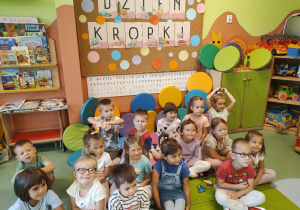 Grupa Misie pozuje do zdjęcia na tle dekoracji "Dzień Kropki"