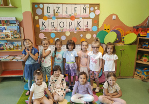 Dziewczynki pozują do zdjęcia na tle dekoracji "Dzień Kropki"
