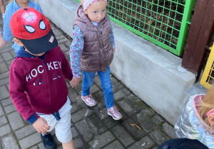 chłopcy idą po chodniku