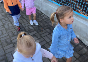 dziewczynki trzymaja się za ręce
