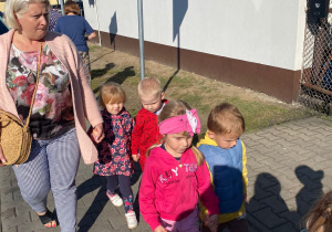 dzieci z panią idące chodnikiem