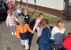 dzieci patrzą na znaki drogowe