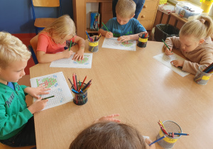 Dzieci wykonują kartę pracy