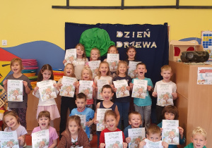 Grupa "Elfy" z otrzymanymi Dyplomami