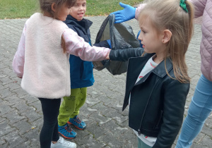 dzieci sprzątają w ogrodzie