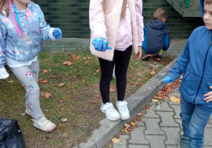 dzieci sprzątają w ogrodzie