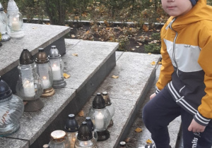 Chłopiec przed pomnikiem
