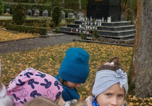 Dzieci idą na cmentarz