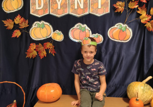 chłopiec w scenerii z dyniami