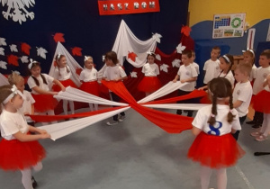 Dzieci tańczą z rekwizytami