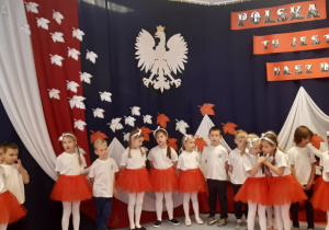 Dzieci występują na scenie