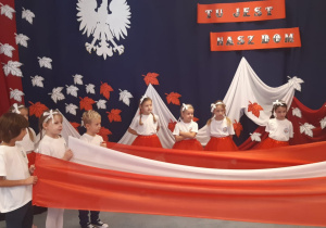 Dzieci przedstawiają flagę