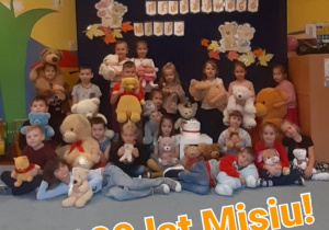 Dzieci świętują urodziny misia