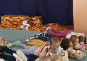 Dzieci oglądają film edukacyjny