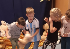 Dzieci podczas zabaw ruchowych