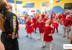 Dzieci tańczą na zajęciach