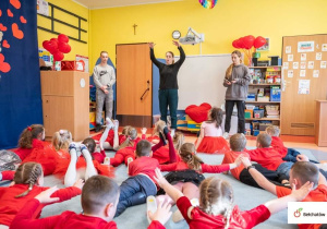 Dzieci wykonują polecenia Pań