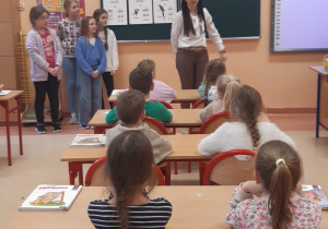 Dzieci oglądają prezentację multimedialną