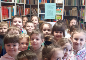 Dzieci zwiedzają szkolną bibliotekę