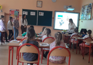Dzieci oglądają prezentację