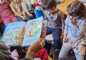 Pani bibliotekarka czyta dzieciom książkę
