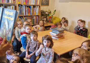 Pani bibliotekarka czyta dzieciom książkę