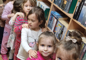 Dzieci oglądają regały z książkami