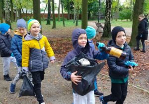Chłopcy zbierają śmieci