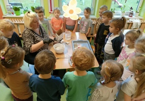 dzieci robią gipsowe misie