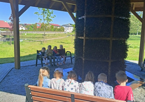 dzieci odpoczywają w tężni