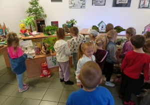 dzieci zwiedzają bibliotekę