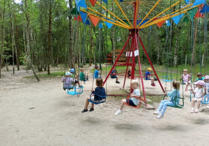dzieci na karuzeli