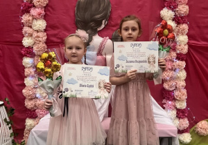 Dziewczynki pozują z nagrodami oraz dyplomami.