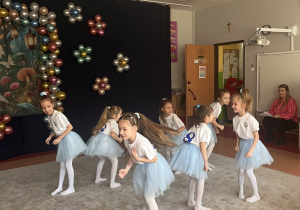 Dziewczynki tańczą taniec Smerfów.