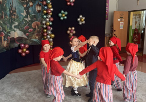 Taniec chlopca z dzieczynką w kole .