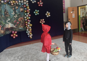 Scenka chłopca i dziewczynki.