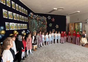 Wspólne zdjęciew na tle dekoracji .