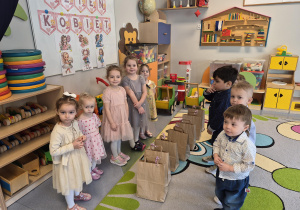 chłopcy składają dziewczynkom życzenia