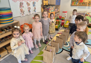 chłopcy przygotowują się do wręczania prezentów