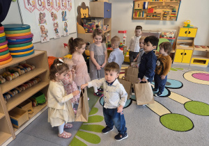 chłopcy wręczają dziewczynkom prezenty