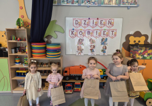 dziewczynki z prezentami