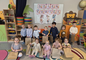 wspólne zdjęcie dziewczynek z chłopcami