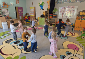 taniec w parach przy muzyce