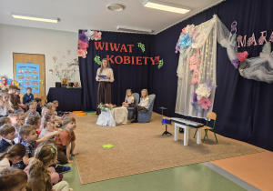 dzieci oglądają przedstawienie grupy "Kotki"