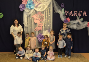 zdjęcie grupowe na tle dekoracji