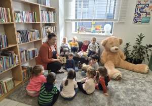 dzieci słuchają Pani bibliotekarki