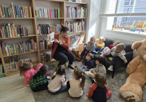dzieci słuchają opowiadania o Franklinie