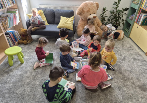 dzieci oglądają książeczki