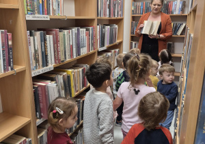 "Krasnale" zwiedzają bibliotekę