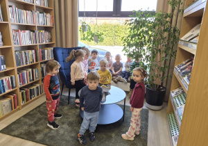zdjęcie dzieci w kąciku czytelniczym